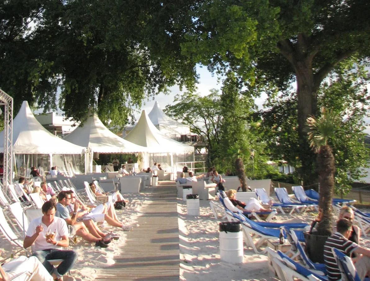 km689 Beach Club 2