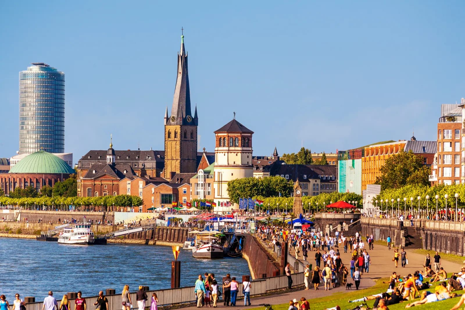Rheinuferpromenade Düsseldorf 1