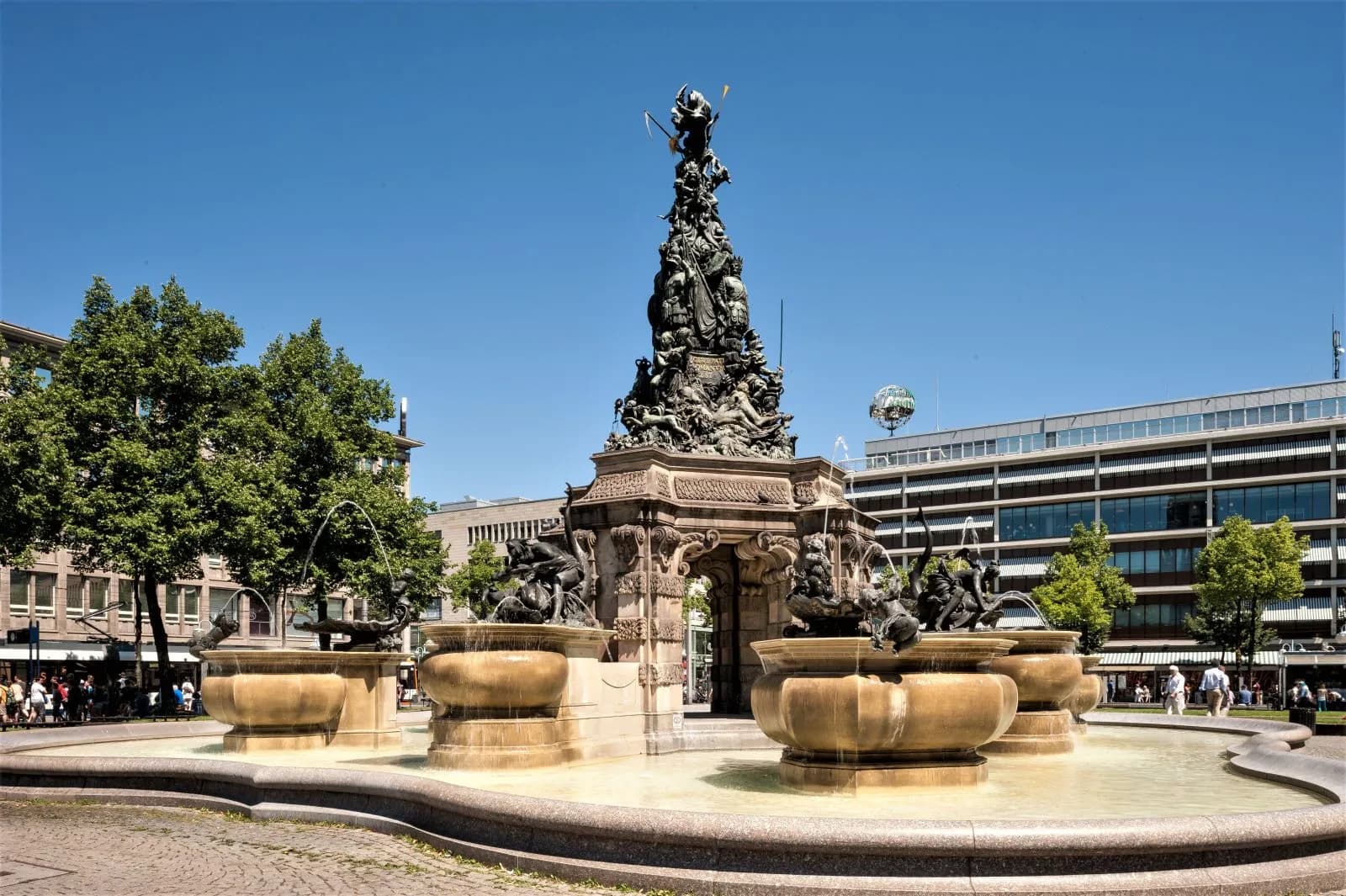 Paradeplatz mit Grupello-Pyramide 1